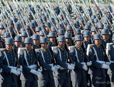 Με αυτόν τον τρόπο παρελαύνουν οι ένοπλες δυνάμεις της Χιλής κάθε χρόνο στις 19 Σεπτεμβρίου